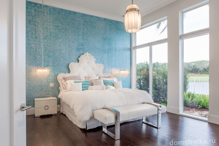 Белоснежная комната с выделенной нежно-голубой стеной
