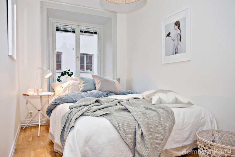Спальня компактных размеров с дизайном в скандинавском стиле