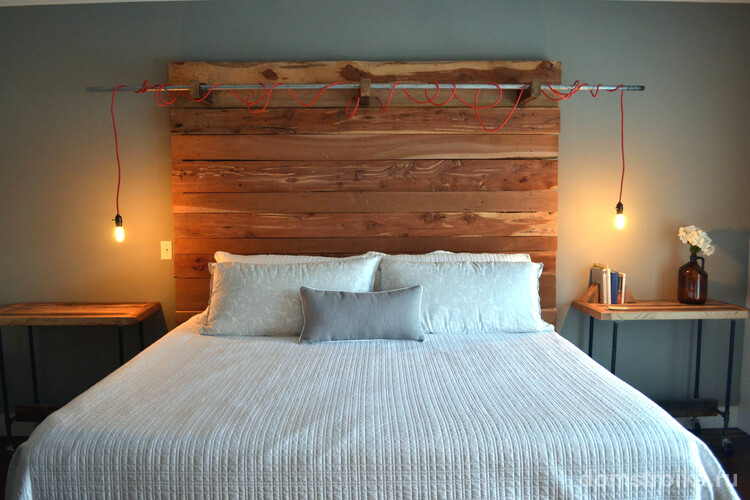 Необычный светильник, закрепленный на деревянном изголовье кровати