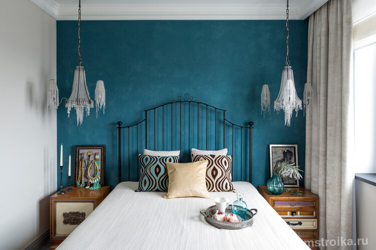 Роскошная спальня в стиле фьюжн с потолочными светильниками на длинных кронштейнах