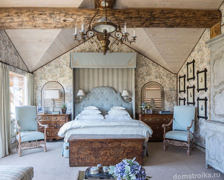 Спальня в духе барокко со светлыми голубыми креслами, размещенными симетрично кровати
