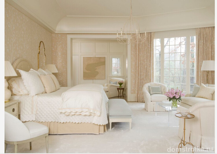 Французская спальня с мягкой частью в виде дивана и комплекта мягких кресел