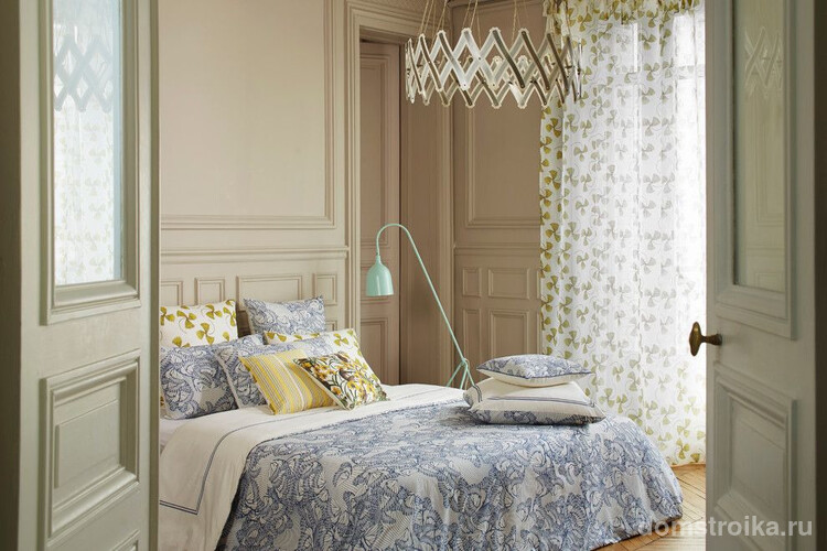 Легкие занавески с цветочным рисунком в спальне с прованским оттенком