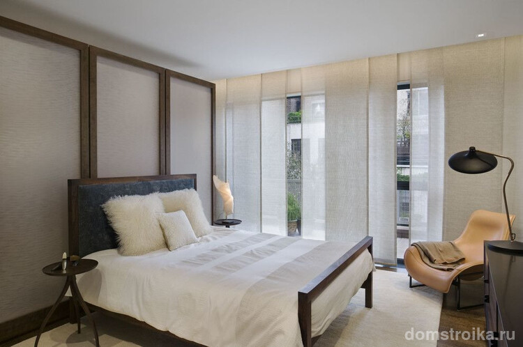 Японские светлые шторы в спальне стиля хай-тек
