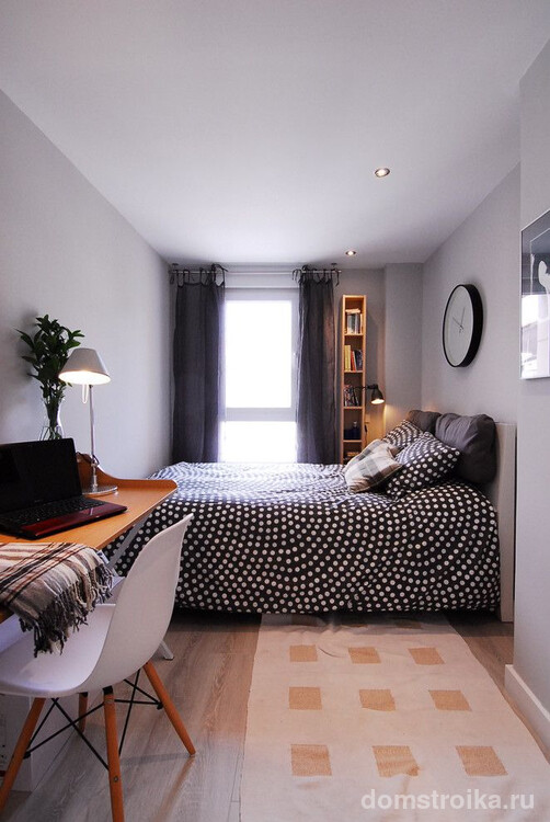 Стильная современная спальня с темными шторами на завязках