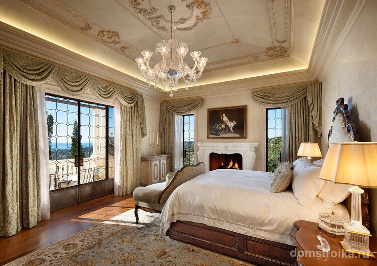 Шторы с ламбрекенами популярны в спальнях явного классического стиля