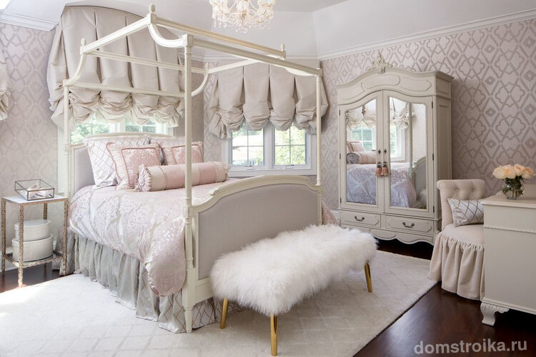 Шикарные шторы с ламбрекенами в роскошной спальне викторианского стиля