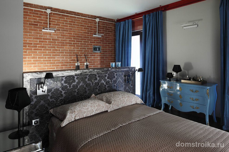 Для спальни в стиле лофт с коричневой кирпичной стеной идеально подойдут темные синие шторы из тафты