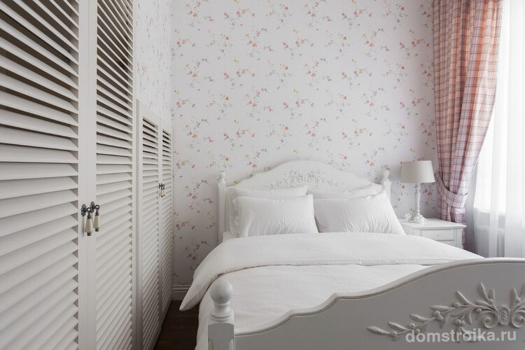 Для малогабаритной спальни подойдет светлое оформление в прованском стиле с классическими шторами