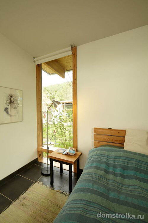 Рулонные шторы - это подходящий вариант для маленькой спальни с небольшим окном
