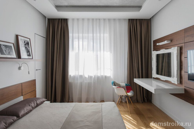 Современная спальня с плотными темными шторами из тафты и белой полупрозрачной тюлью