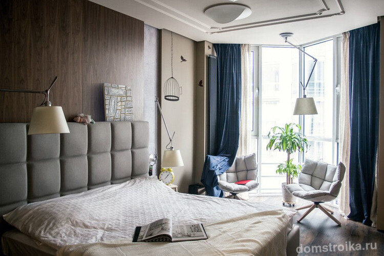 Темно-синие классические шторы и светлые гардины в современной спальне скандинавского стиля