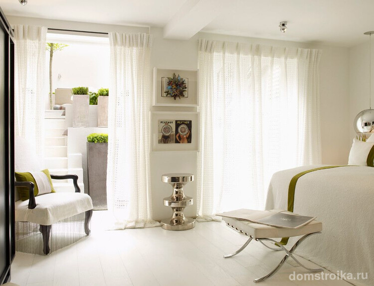 Классические белые ажурные шторы красиво смотрятся в светлой спальне средиземноморского стиля