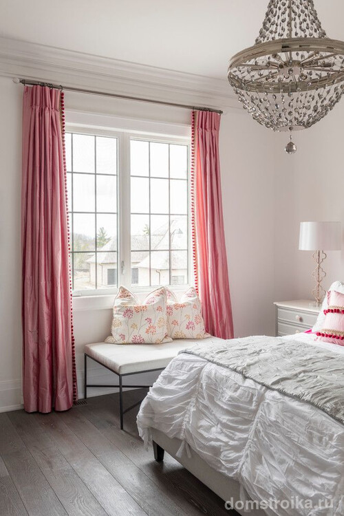 Классические шторы из розовой тафты подойдут для девичьей спальни