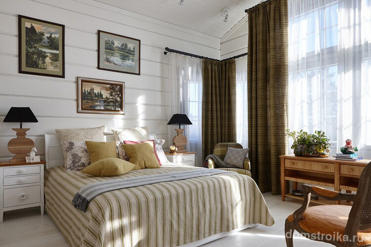 Спальня в стиле русской классики с темными шторами на кольцах и полупрозрачными гардинами