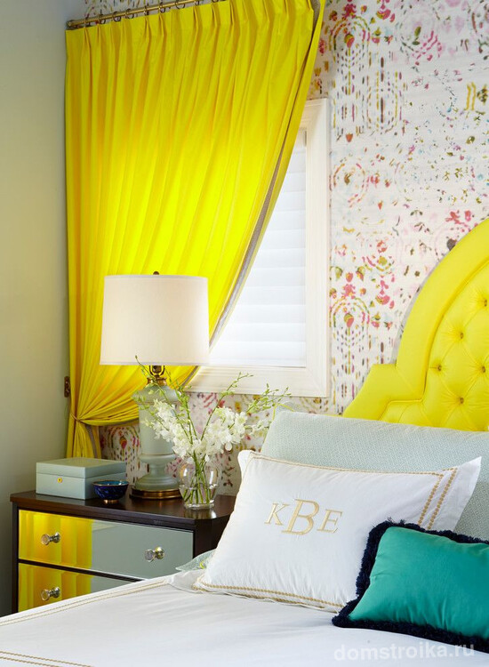 Ярко-желтые классические шторы подойдут для спальни эмоциональных и жизнерадостных людей