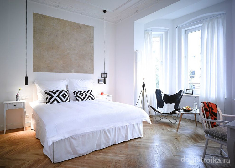 Легкие белые шторы в светлой спальне скандинавского стиля