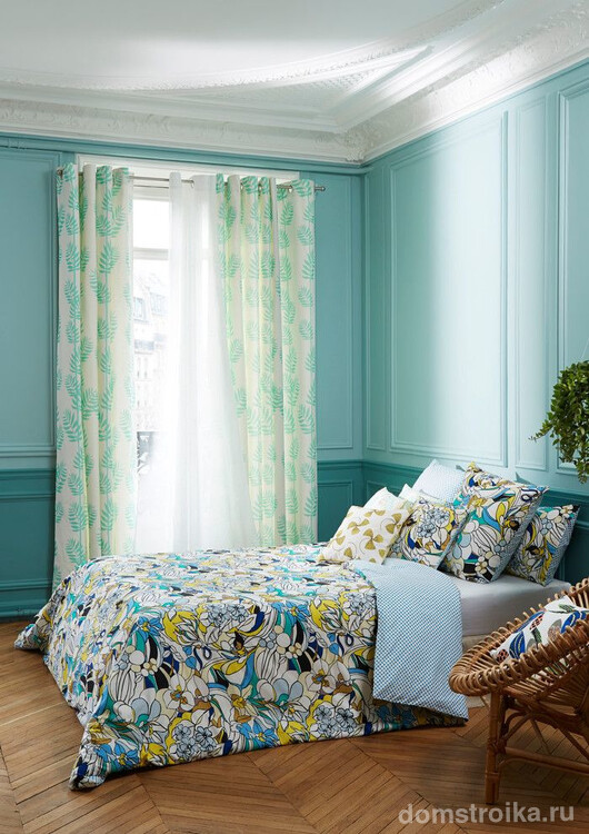 Светлые шторы на люверсах хорошо подходят для достаточно яркой голубой спальни
