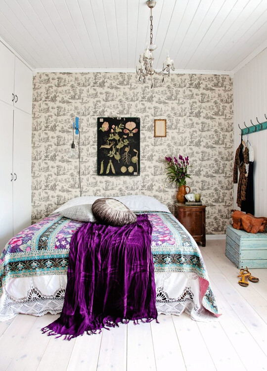 Яркие бархатные элементы декора оживят атмосферу спальни