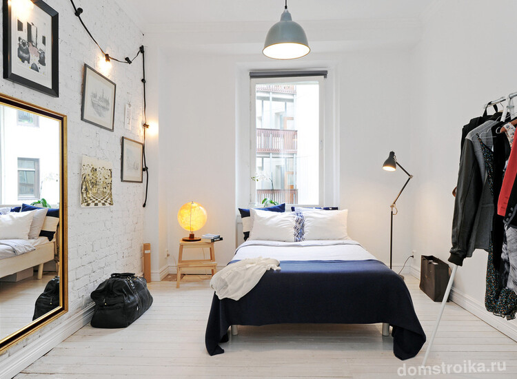 Современное оформление небольшой спальни с минимальным количеством мебели и всевозможными приемами увеличения пространства
