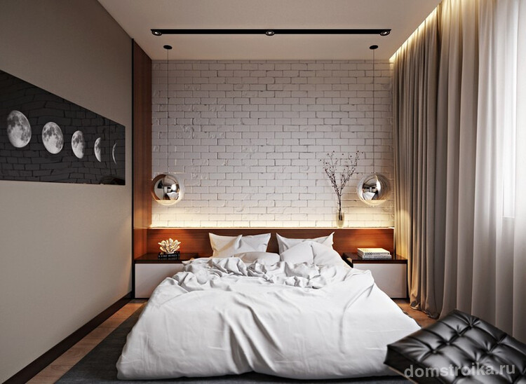 Обустройство спальни в стиле модерн с потолочной подсветкой и дополнительными подвесными лампами
