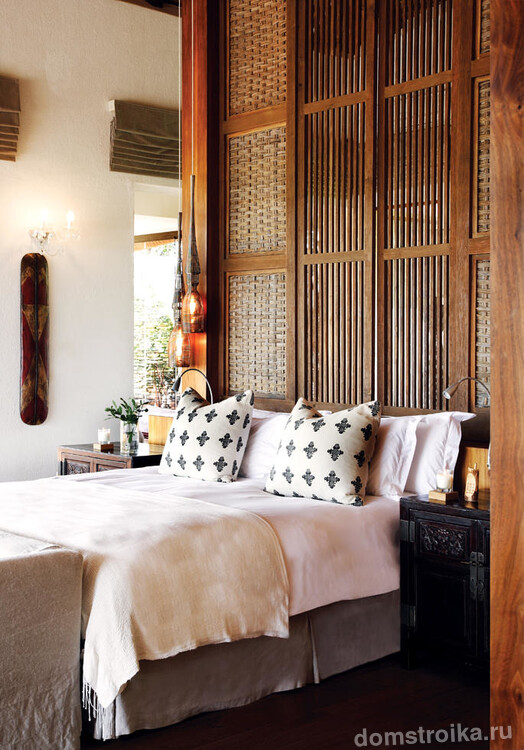 Бамбуковое плетение у изголовья кровати подчеркнет выбранный стиль