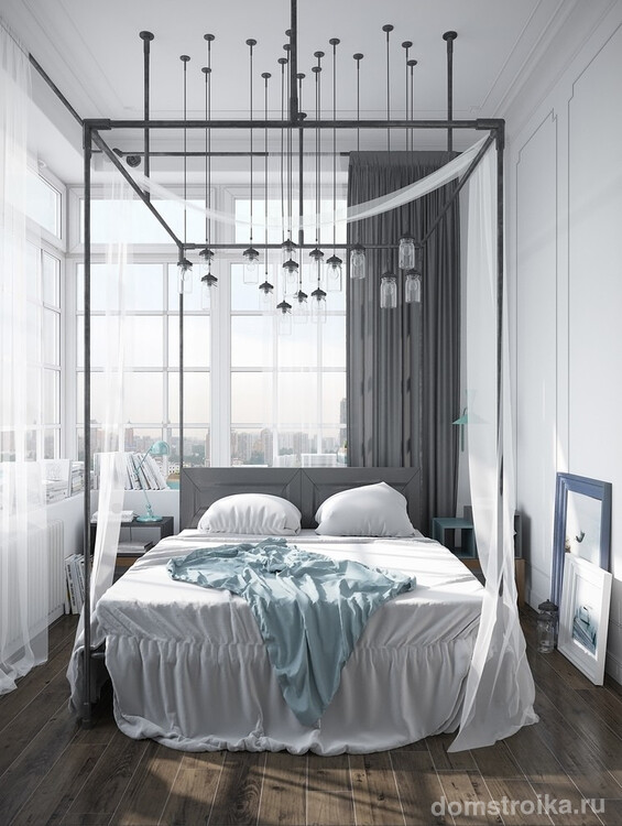 Небольшую площадь спальни помогут зрительно увеличить большие окна