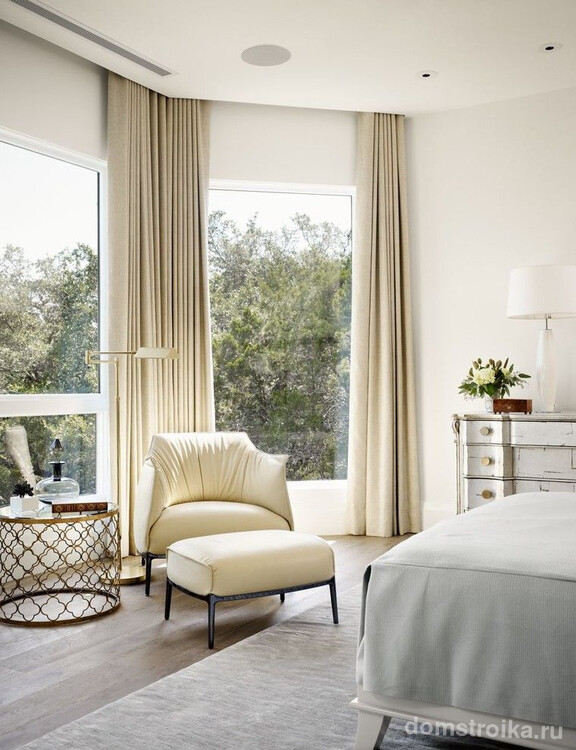 Приятный бежевый цвет штор всегда уместен для спален, особенно, если она оформлена в классическом стиле или стиле прованс