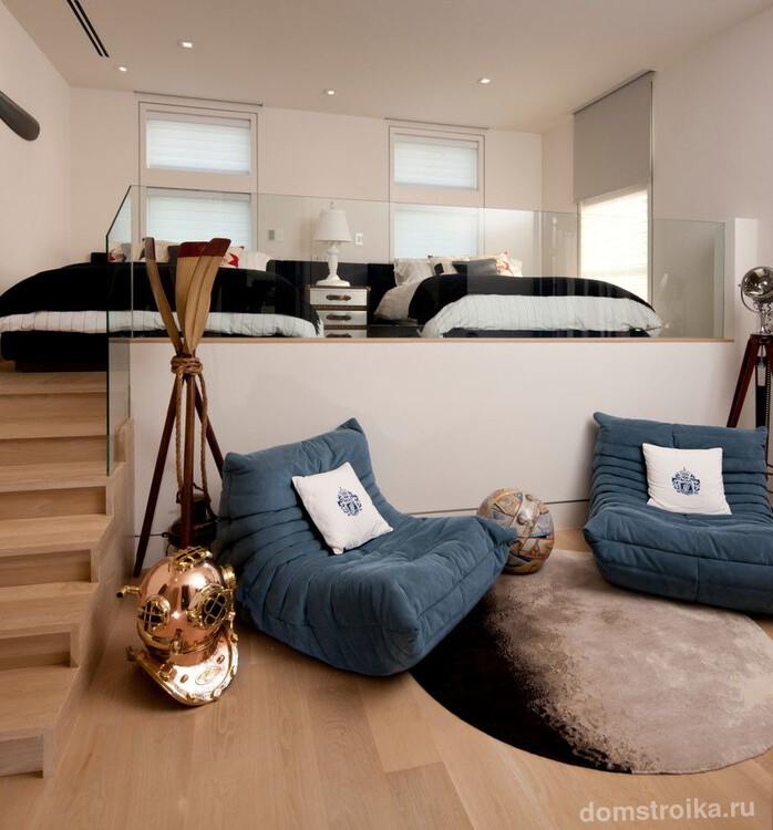 Кровати на высоком подиуме со ступеньками в стильном контемпорари-интерьере. Таким образом здесь создан декоративный эффект полноценной лестницы, а стеклянные перила завершают впечатление