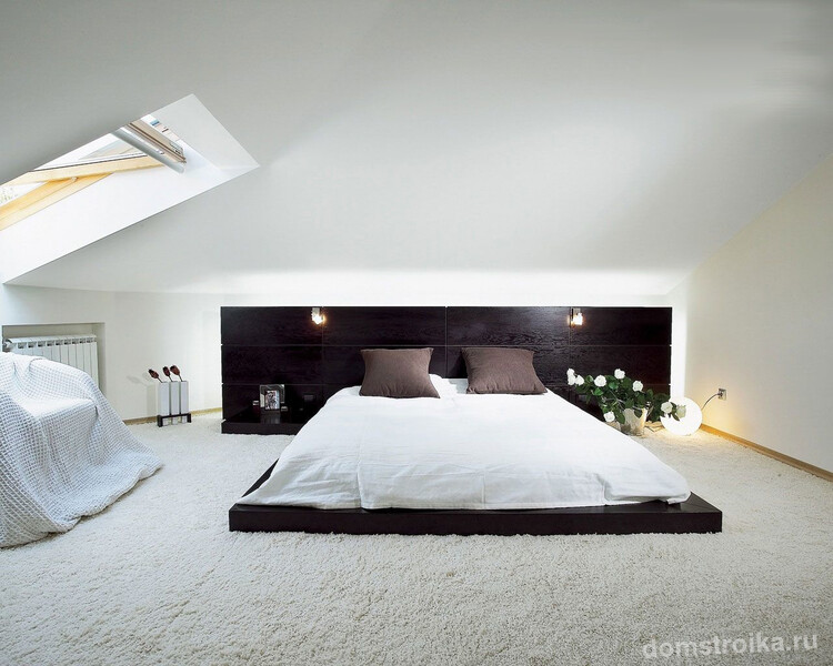 Стильная минималистская спальня с кроватью на низком подиуме