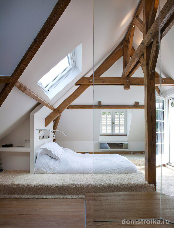 Минималистичная кровать-подиум в уютной атмосферы мансарды