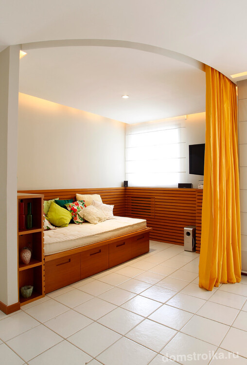 Если вы владелец квартиры-студии, то спальную комнату можно разместить за стеллажами, перегородкой или ширмой