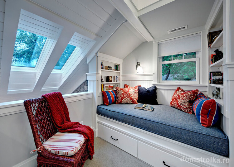 В интерьере маленькой спальни лучше всего использовать шторы и текстиль без крупных рисунков или же вообще отказаться от занавесок