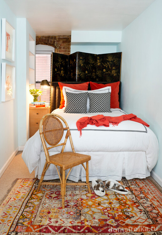 Яркие акценты в виде подушек, ковров на полу или мебели будут отлично сочетаться с нейтральной отделкой стен в светлых тонах или же кирпичной стеной