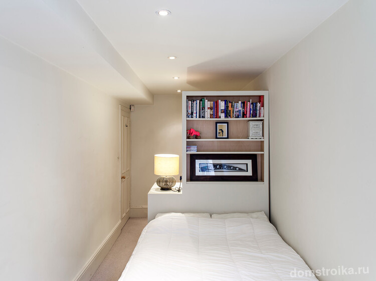 В интерьере маленькой комнаты лучше использовать стеллаж вместо громоздких шкафов, которые занимают много полезной площади