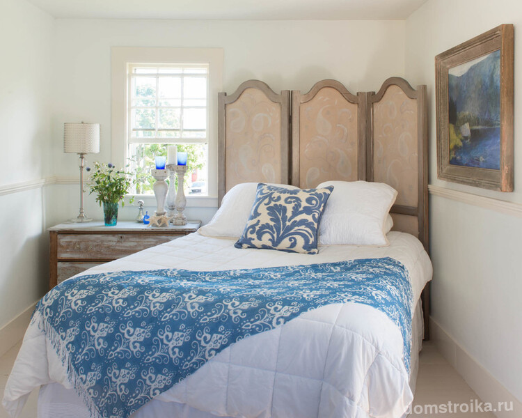 Изюминкой вашей спальни может стать расположенная по диагонали кровать, это займет чуть больше пространства, но при этом дизайн комнаты будет необычным