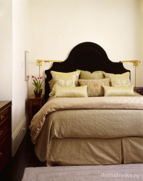 Темно-шоколадный цвет изголовья кровати будет отличным фоном для мягкого светло-зеленого или цвета подушек и покрывала