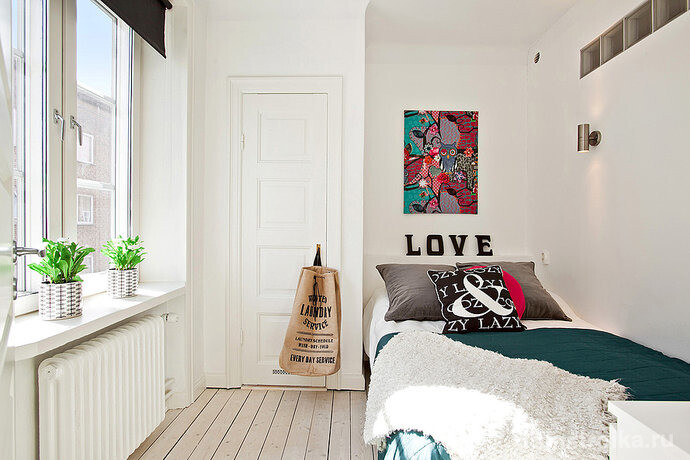 Абстрактные картины, картины в стиле модерн или коллажи из фотографий помогут создать уникальный, изящный и яркий дизайн вашей спальной комнаты, при этом они не займут много места