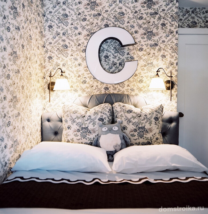 Отделка комнаты в светлых тонах поможет визуально расширить пространство вашей спальни