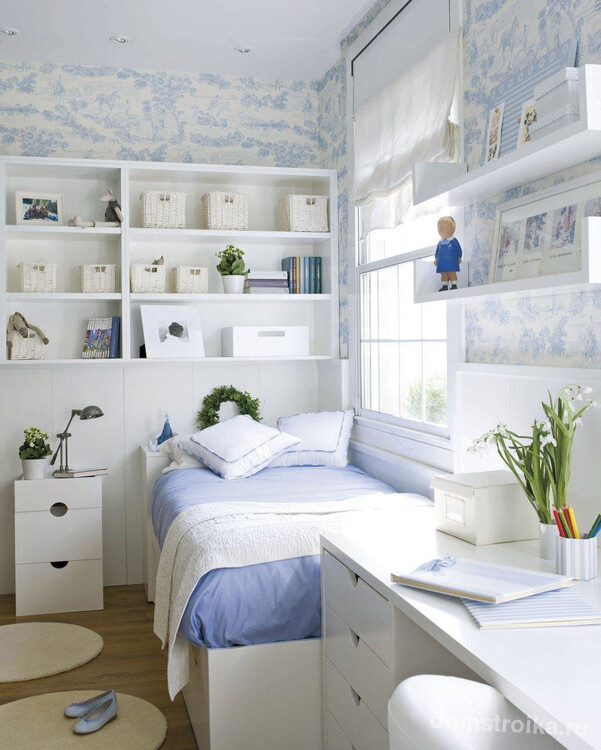 Даже небольшую спальню можно оформить в излюбленном вами стиле, например, чтобы воссоздать морской стиль нужно всего лишь характерное сочетание белого и синего цветов