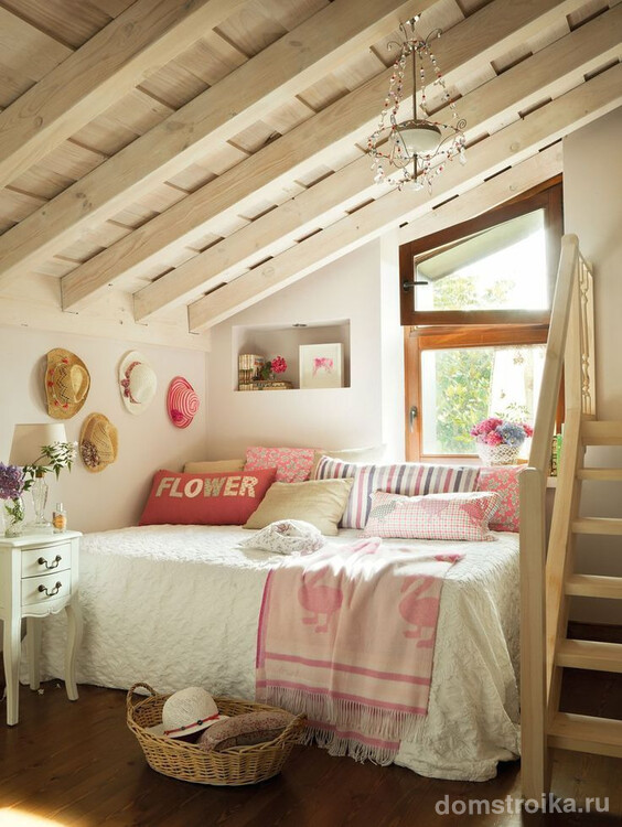 Со светлыми оттенками в спальне отлично сочетается напольное покрытие теплых, древесных оттенков