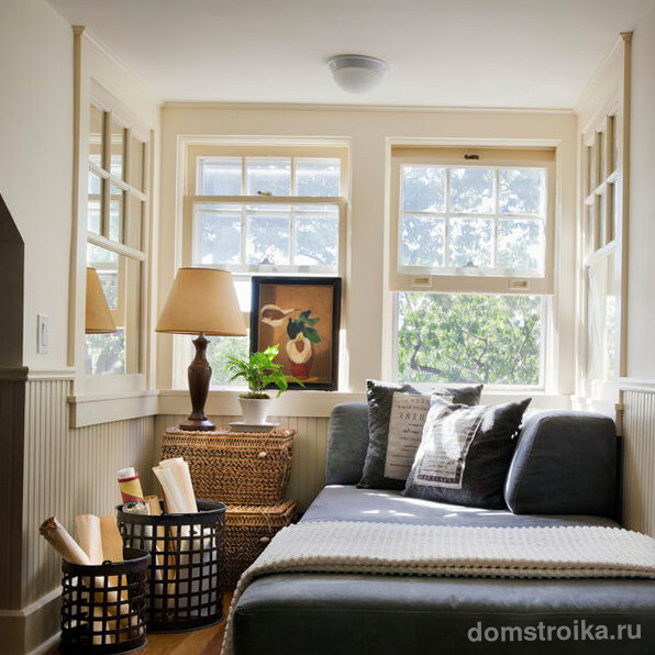 Окна в спальной комнате можно использовать по максимуму ведь они зрительно помогут увеличить пространство, а еще каждое утро, солнышко будет будить хозяев нежными лучами