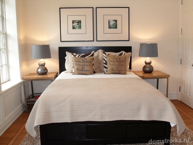В дизайне небольшой спальной комнаты можно использовать молдинги, но лучше чтобы они были того же цвета что и основная поверхность