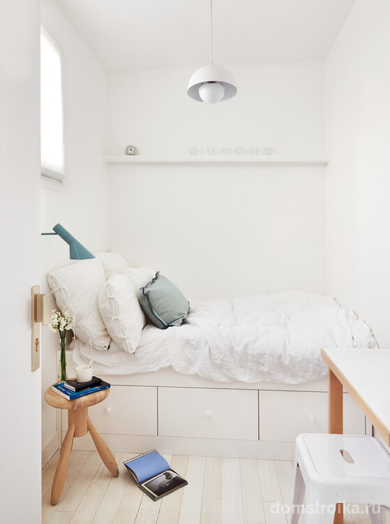 Даже в небольшой спальне можно найти уголок и оборудовать себе рабочее место, можно ограничиться всего лишь консолью и стулом