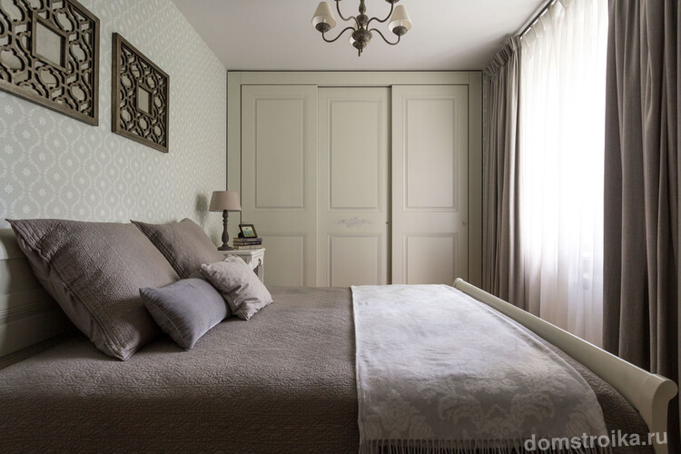 Шкаф-купе с бежевыми, классически оформленными дверями в цвет кровати и общего цветового оформления спальни