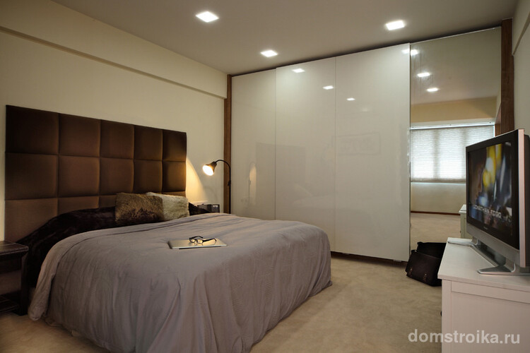 Минималистичный шкаф-купе в спальне: зеркальная поверхность плюс МДФ