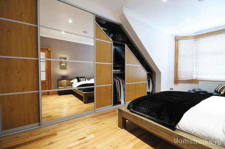 Встроенный шкаф, специально спроектированный для мансардной спальни