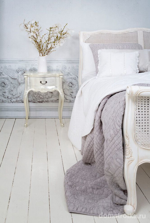 Приглушенный лавандовый цвет, изысканная рельефная отделка стен, живые цветы, кружевные наволочки на подушках – лучшие традиции французского средневекового стиля
