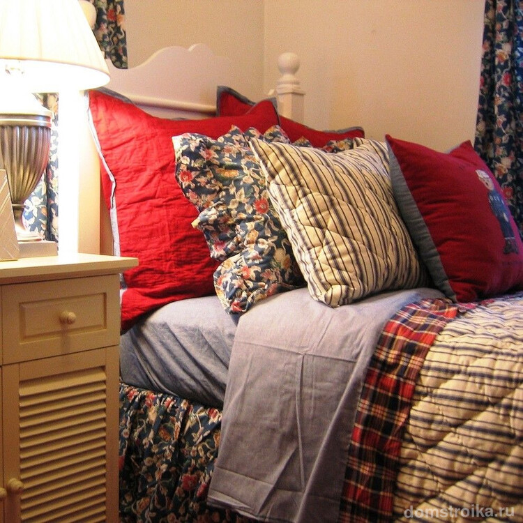 Яркие текстильные элементы, задающие настроение в спальной комнате