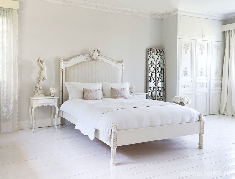 Лепнина, классические скульптуры, зеркала, декорированное изголовье кровати – ноты изыска в спальне, выполненной в стиле прованс
